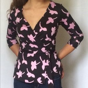 DIANE VON FURSTENBERG Leaf patterned wrap shirt!